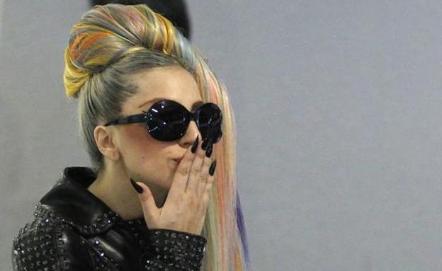 Lady Gaga sale con un rico inversor