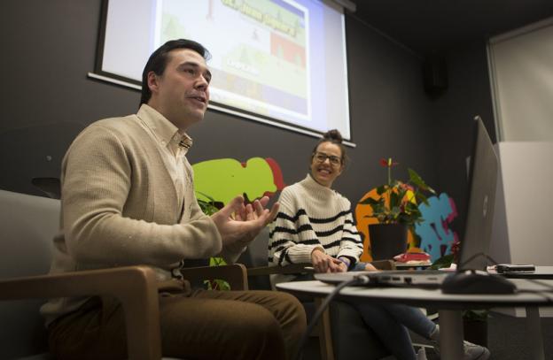 Jaime de los Ríos y Juncal Eizaguirre presentaron ayer, en el CBA, el proyecto 'Bideogorri'./F. DE LA HERA