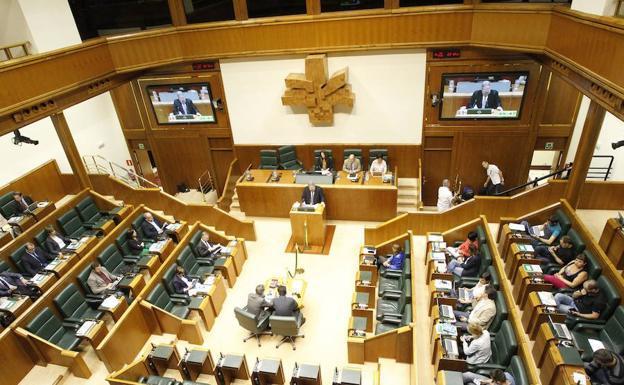 PNV y PSE defienden el adelanto electoral y los partidos de la oposición lo critican