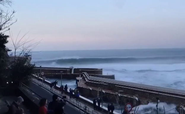Espectacular 'timelapse' del agujero abierto por el fuerte oleaje en el dique de Zarautz