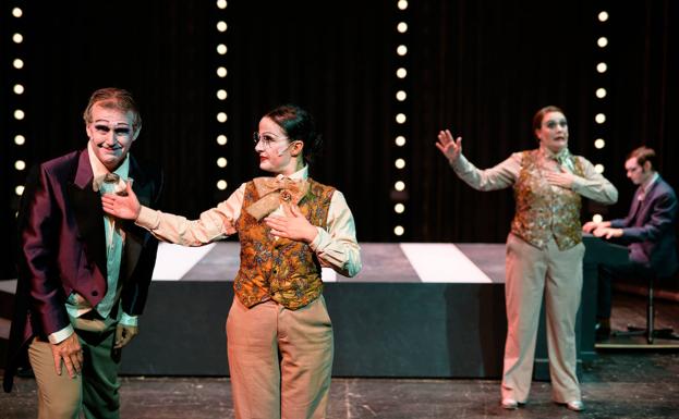 Kabaret bat Berlinen, faxismoak aurrera egin ahala askatasunak atzera egiten duela ez ahazteko