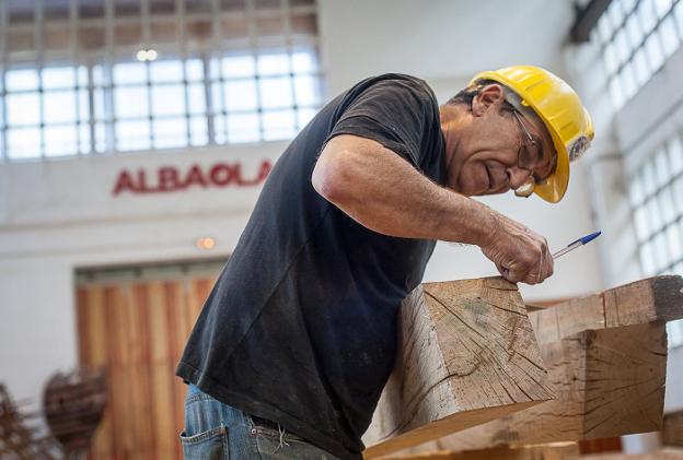 Esteban Gozategi, el último artesano de los barcos de madera