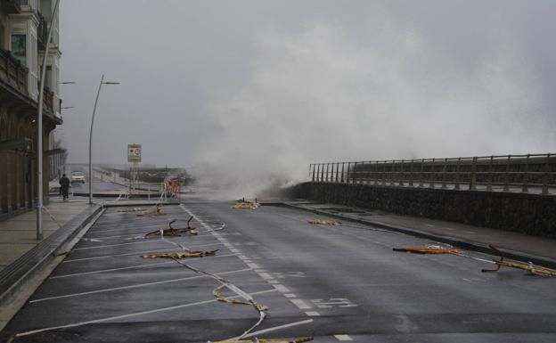El fuerte oleaje azota la costa