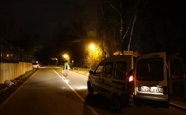 Muere atropellado cuando arreglaba un pinchazo en una carretera local de Asturias