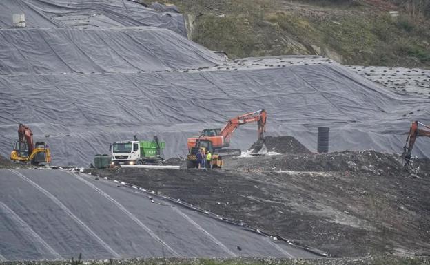 «Nuestros hijos nos ven inquietos por la contaminación del vertedero de Zaldibar»