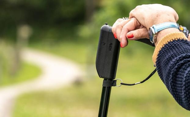 Un bastón inteligente para dar seguridad a enfermos de párkinson y alzhéimer