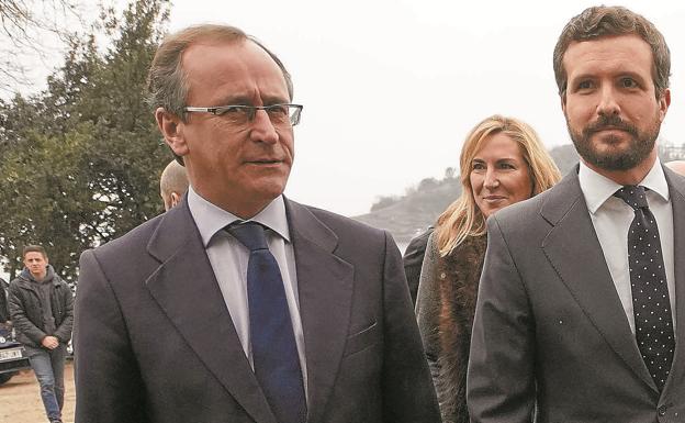 Casado desafía a Alonso y cierra la coalición con Ciudadanos sin el visto bueno del PP vasco