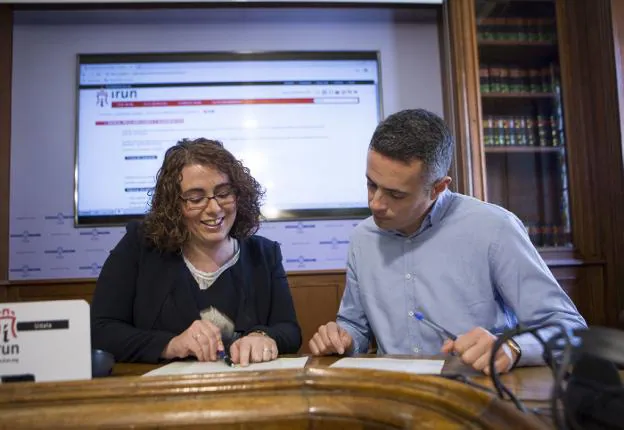 Mónica Martínez, delegada de Sociedad de la Información, y Jon Ugarte, delegado de Vía Pública. / F. DE LA HERA