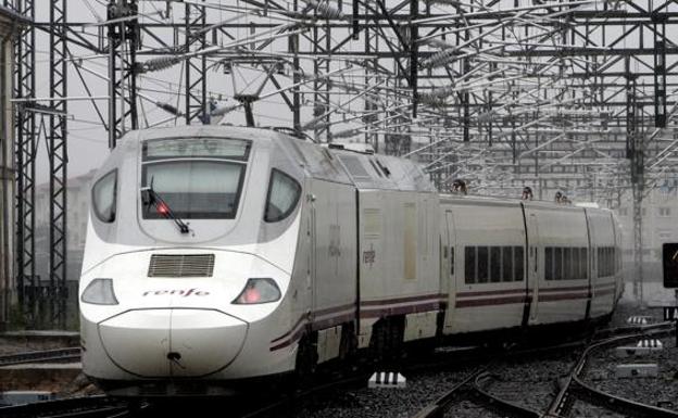 Renfe bloquea la venta de billetes del Intercity Galicia-País Vasco tras detectar amianto en los vagones