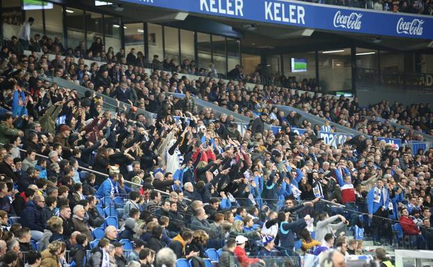 La Real Sociedad prepara un recibimiento a lo grande con los móviles en el Reale Arena antes del partido