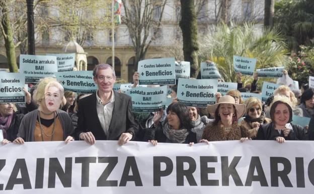 Trabajadoras de residencias de Gipuzkoa en huelga se «disfrazan» de Olano y Peña para visibilizar su conflicto laboral