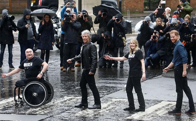 El príncipe Harry escenifica junto a Bon Jovi la famosa foto de Los Beatles en Abbey Road