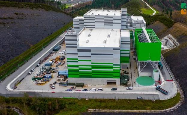 La incineradora funciona ya al 80% y quema 400 toneladas de basura al día