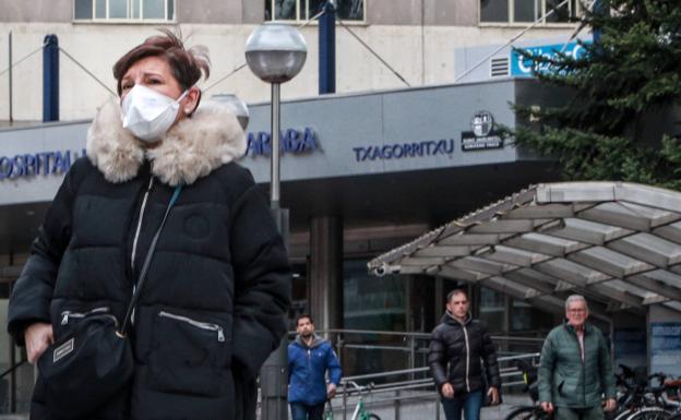 Euskadi se asoma a un escenario inédito con tres casos de coronavirus y 110 en vigilancia