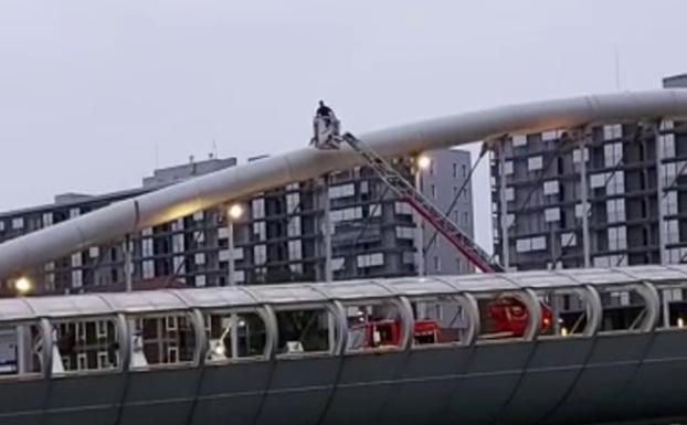 Rescatan a una chica de 15 años encaramada al puente que une Barakaldo y Sestao