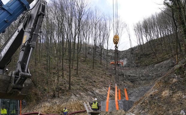 Comienza la construcción del muro para evitar desplomes del vertedero en la AP-8