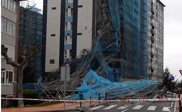 Desalojan a 64 familias en Barakaldo al desplomarse un andamio de un bloque de doce pisos de altura