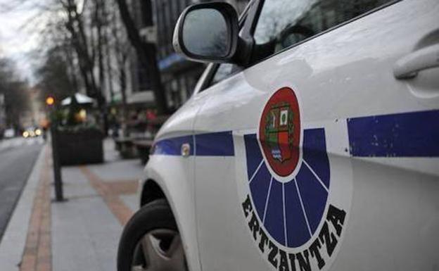 Agentes de la Ertzaintza detuvieron a tres varones./Dv