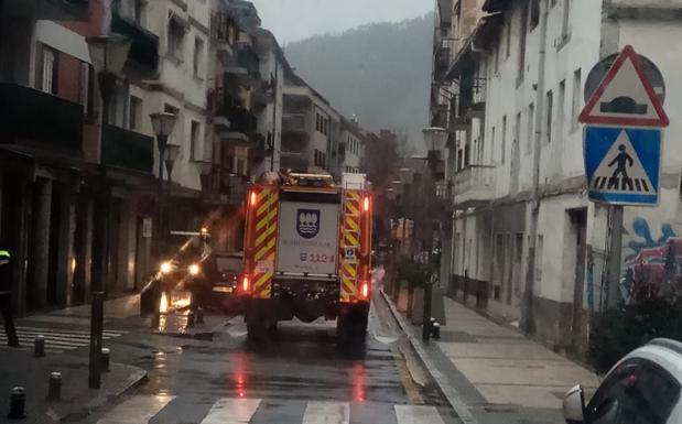 Un herido por quemaduras y una treintena de desalojados por un incendio en una vivienda de Orio