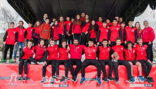 Equipo de Santiagotarrak-Urbycolan que logró el triunfo en el Campeonato de Euskadi en casa. /