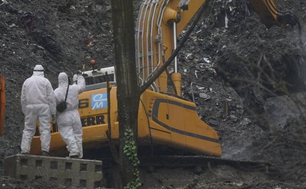 La lluvia dificulta los trabajos de búsqueda con maquinaria pesada