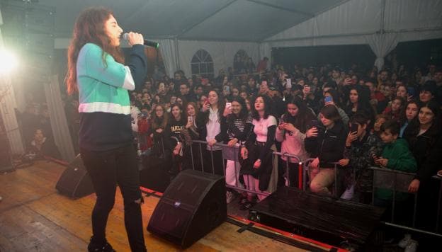 Pioneras. Las raperas Sara Socas y Erika Dos Santos pusieron el broche de oro al Hip Hop Eguna, bajo la carpa instalada en la plaza del Ensanche. /