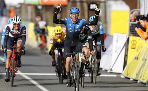 Nizzolo gana en una jornada negra para Quintana