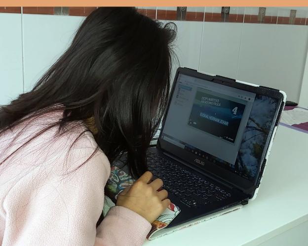 La tecnología permite a los escolares seguir con su aprendizaje durante el confinamiento