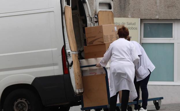 Gafas de buceo y plásticos para atender a los pacientes