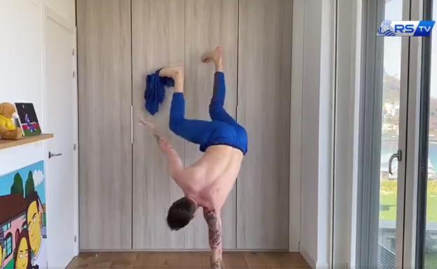 Álex Remiro reta a Diego Llorente en el desafío entre jugadores de la Real Sociedad