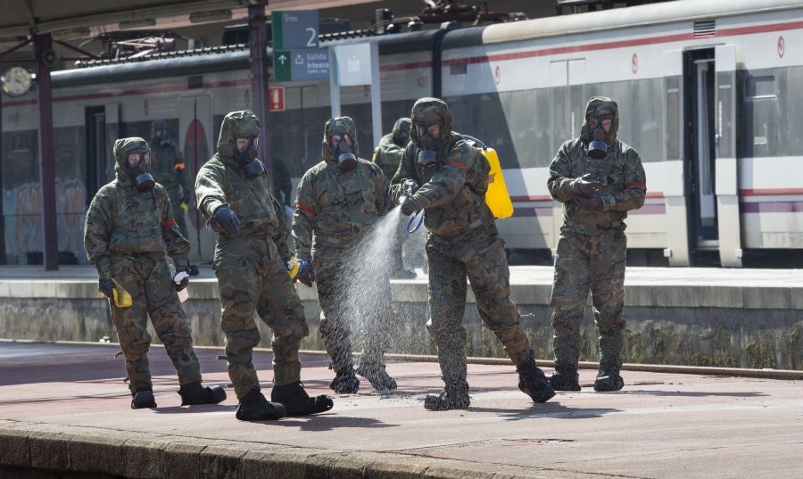 Los militares desinfectan la estación de Irun
