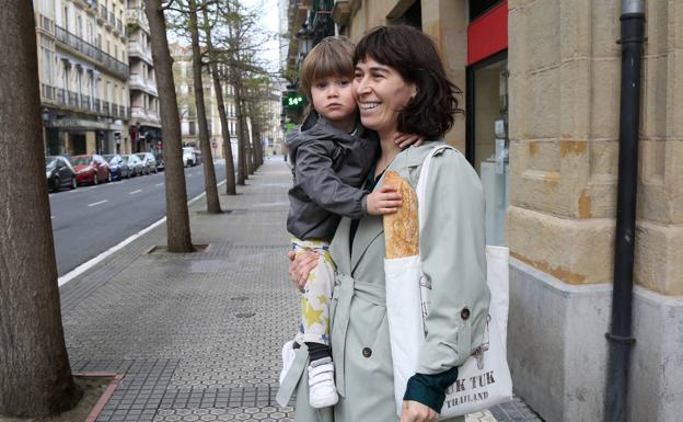 Laura y su hijo regresan a casa tras realizar unas compras.
