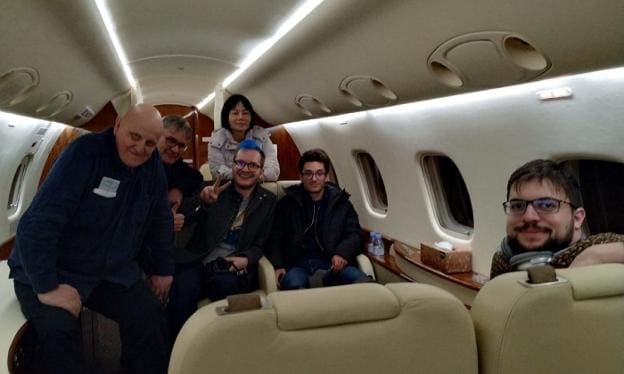 Leontxo García junto a profesionales del Torneo de Candidatos, en el vuelo que les permitió salir de Rusia. /