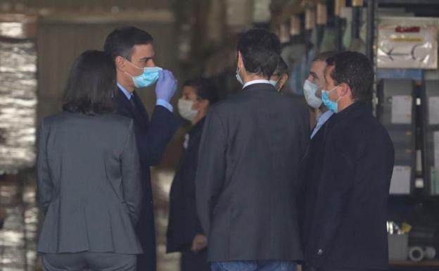 Sánchez visita una empresa de Móstoles, que suministrará respiradores a Sanidad