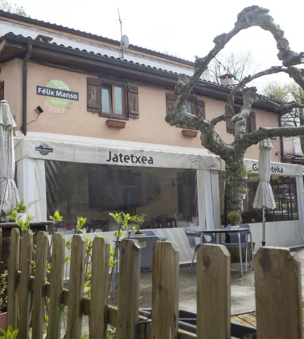 Sonia García y Félix Manso están al frente del restaurante, ahora cerrado, que lleva el nombre del chef, en Ibarla. / F. DE LA HERA