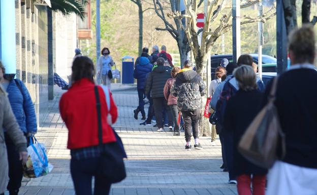 Segundo día de colas en los supermercados de Gipuzkoa ante la Semana Santa