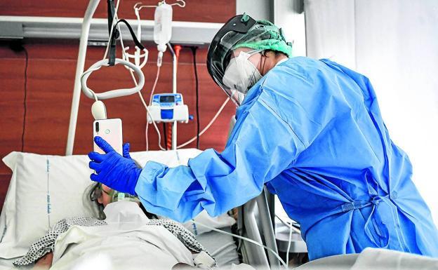 Cien enfermeras de Cruces denuncian la falta de personal para pacientes críticos