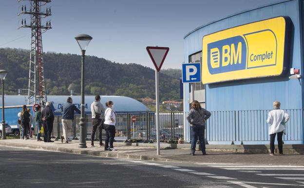 Jornada de compras y largas colas al sol