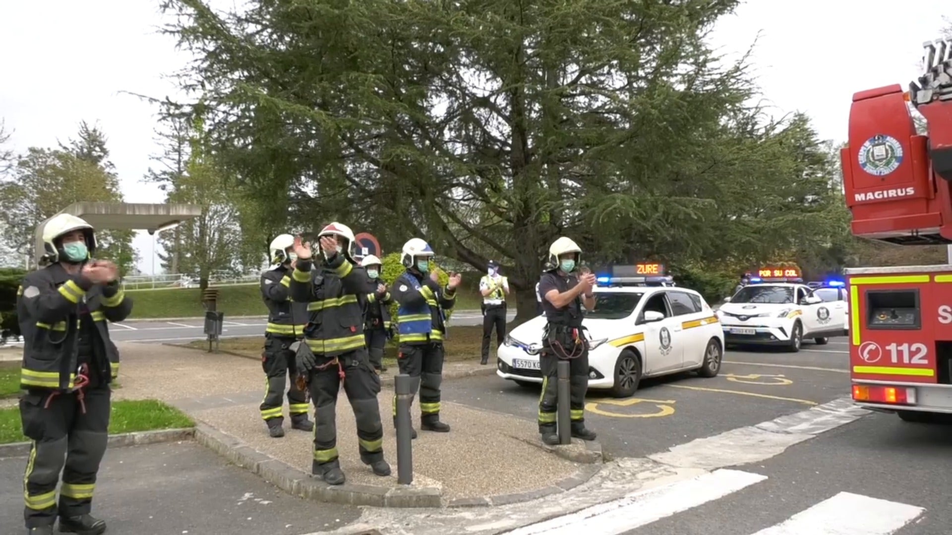 Homenaje de bomberos y Guardia Municipal de San Sebasitán a los sanitarios