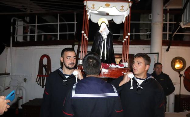 Procesión de Semana Santa a bordo del Juan Sebastián Elcano