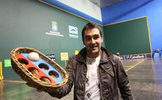 Jon Apezetxea muestra en el Atano II la cesta donde se colocan las pelotas de un partido./MIKEL FRAILE