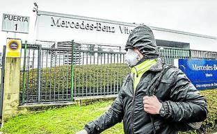 Una persona camina junto a la planta de Mercedes Benz en Vitoria./IGOR MARTÍN