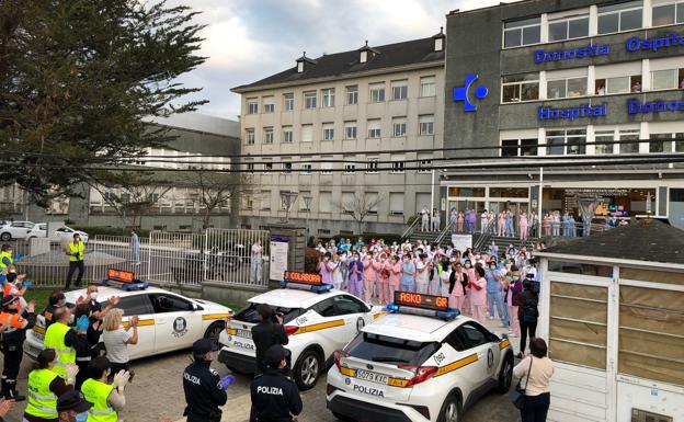 Una caravana homenajea a los sanitarios en Donostia