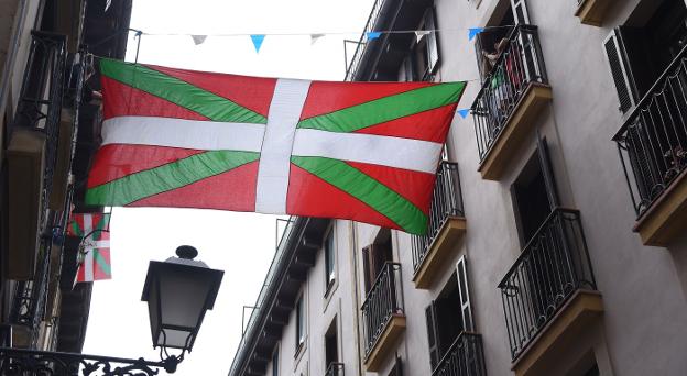 El Aberri Eguna se concentra en los balcones y vuelve a visualizar las diferencias entre partidos