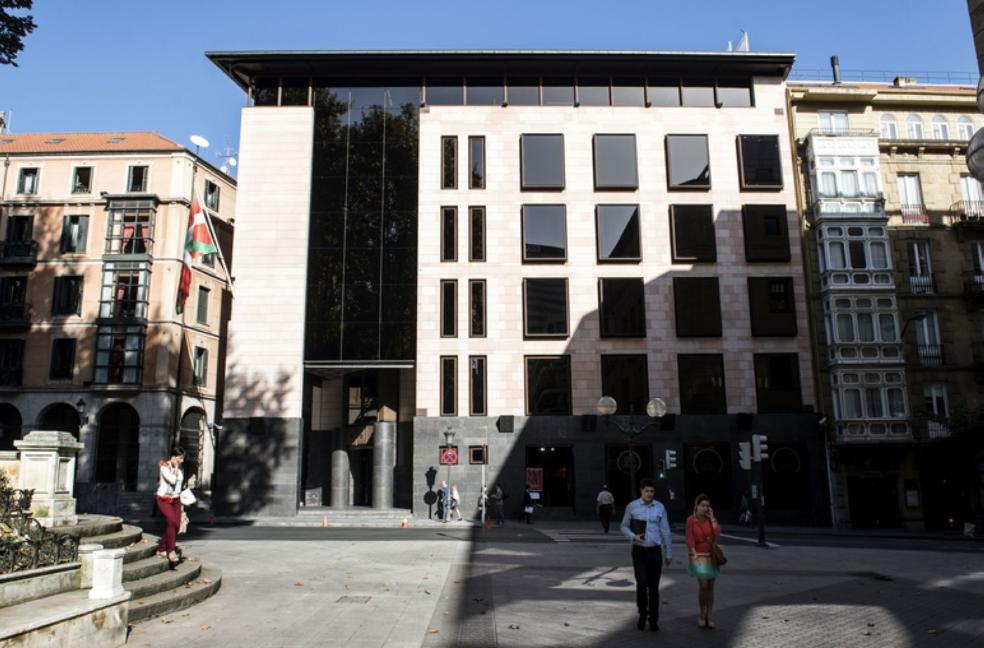 Los partidos vascos cierran sus sedes pero evitan ERTEs