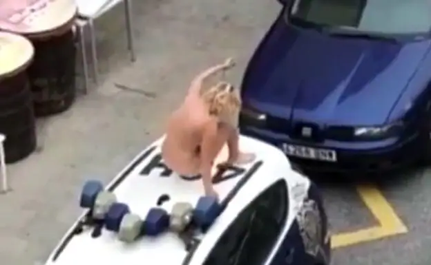 Se desnuda y se sube a un coche de la Policía al quedar libre tras saltarse el confinamiento en Torremolinos