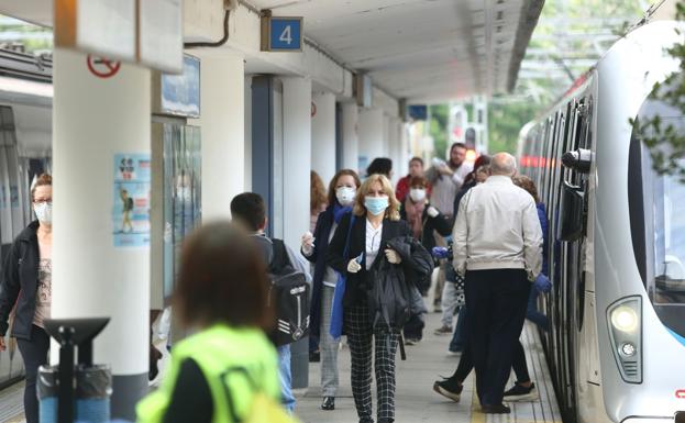 «Se agradecen las mascarillas, pero podrían repartirlas más días»