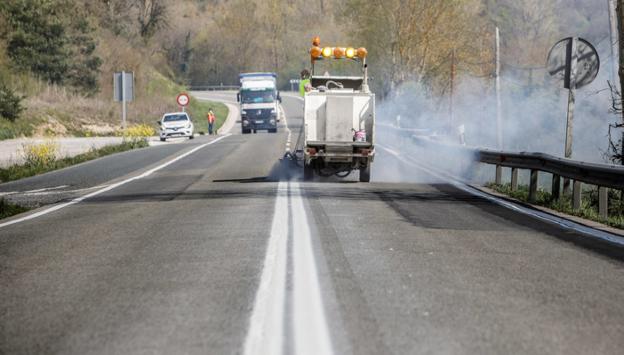 Doble línea continua a lo largo de toda la carretera N-121-A