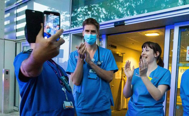 Mitarbeiter des Royal London Hospital beteiligen sich an dem Applaus zur Unterstützung der Toiletten