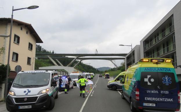 Aplausos al recorrido diario de las ambulancias por localidades de Gipuzkoa